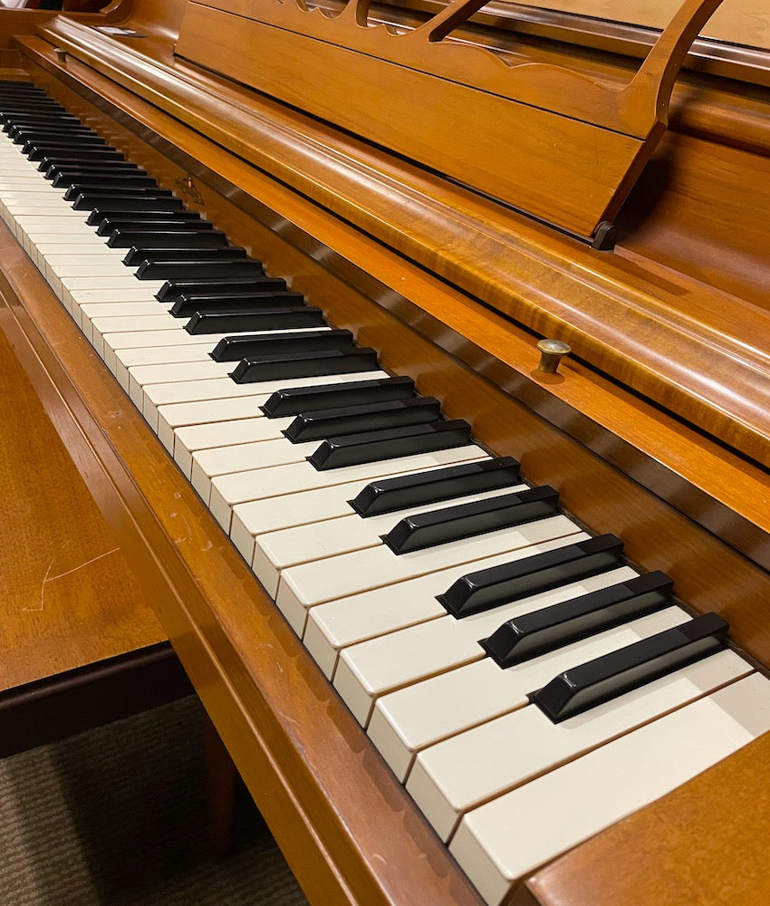 Wurlitzer Console Piano | Satin Oak | SN: 689957 | Used